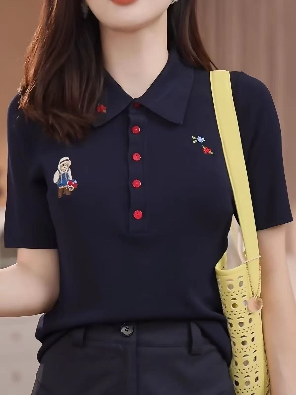 만화 작은 곰 자수 폴로 칼라 반팔 티셔츠 여성 2026 여름 새로운 캐주얼 다용도 슬림해 보이는 POLO 셔츠 맨위 이미지 2