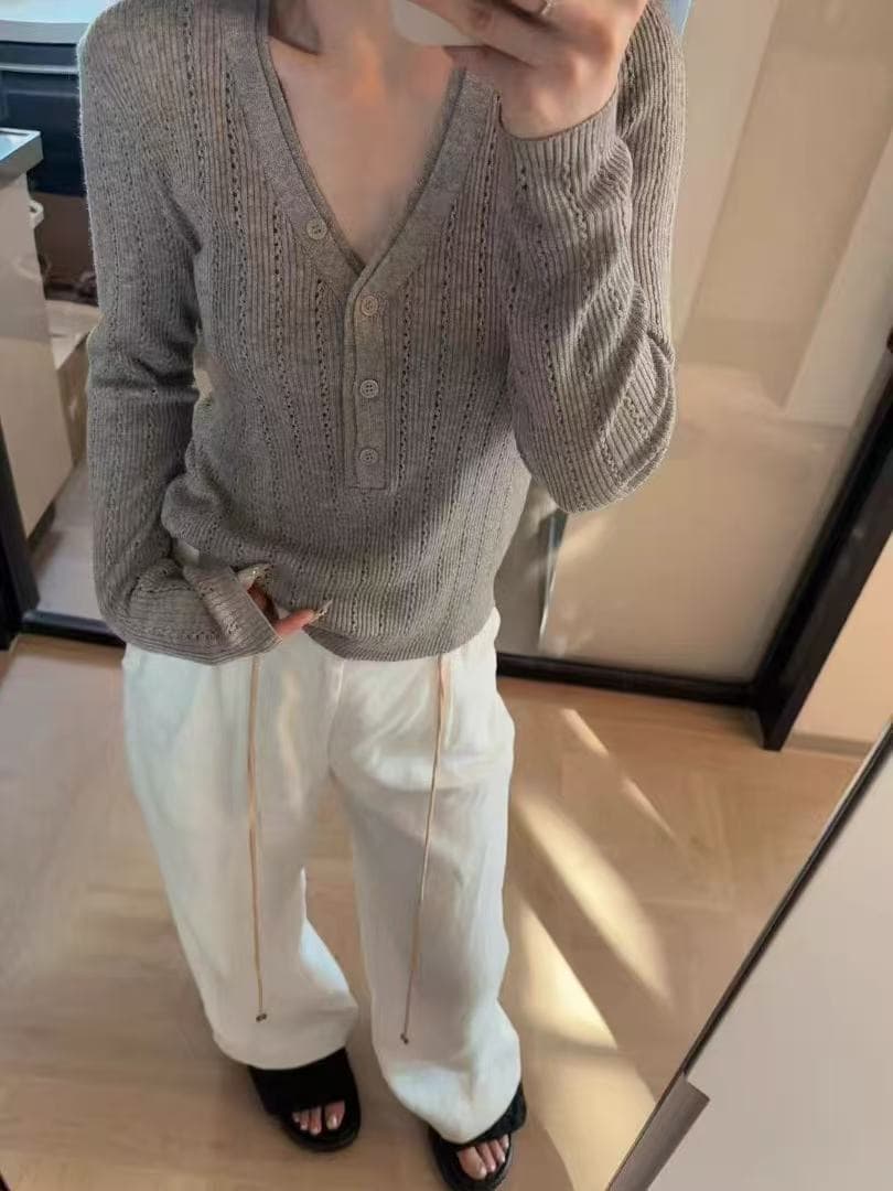 미니멀리즘 V넥 몸매 가꾸기 니트 스웨터 여성 회색 단추 슬림해 보이는 기본 셔츠 인사이드 가져 가라. 수 있습니다. 외출용 얇은 스타일 스웨터 맨위