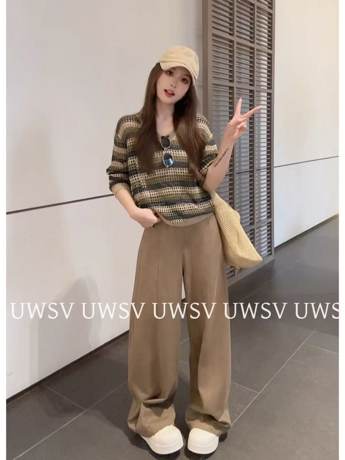 Annan uwsv 새로운 이른 가을 패션 루즈핏 느긋한 캐주얼 여자 센스 스트라이프 홀로우 아웃 V넥 니트 스웨터 이미지 4
