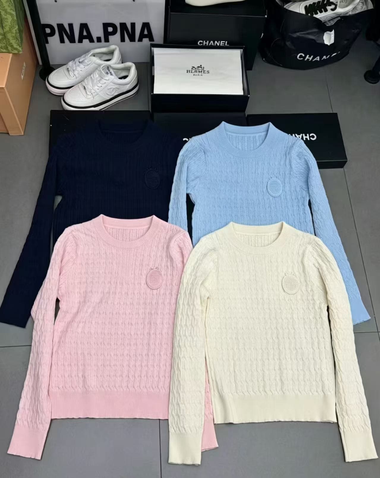 작은 샤넬 스타일 자수 POLO 칼라 꽈배기 스웨터 여자 가을 겨울 2026 새로운 외국 가스 연령 감소 니트 스웨터 긴팔 맨위 상세 이미지 3