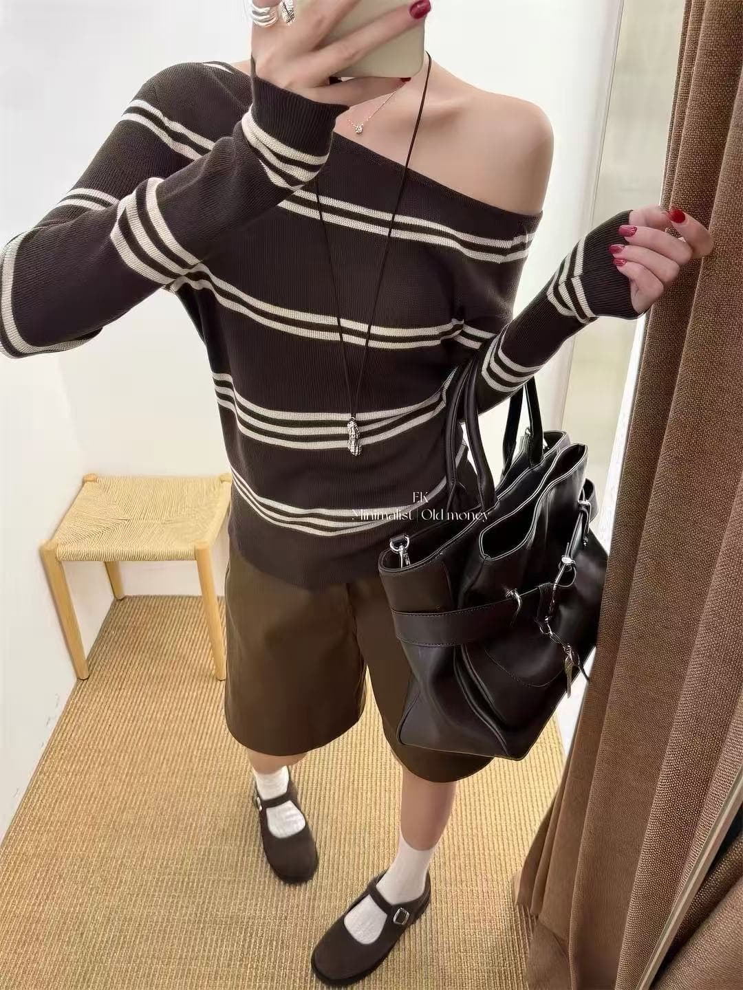 한 부서 부드러운 품격 패션 다용도 비스듬한 오프숄더 몸매 가꾸기 슬림해 보이는 스트라이프 니트 스웨터 2026 가을 외국 가스 작은 셔츠