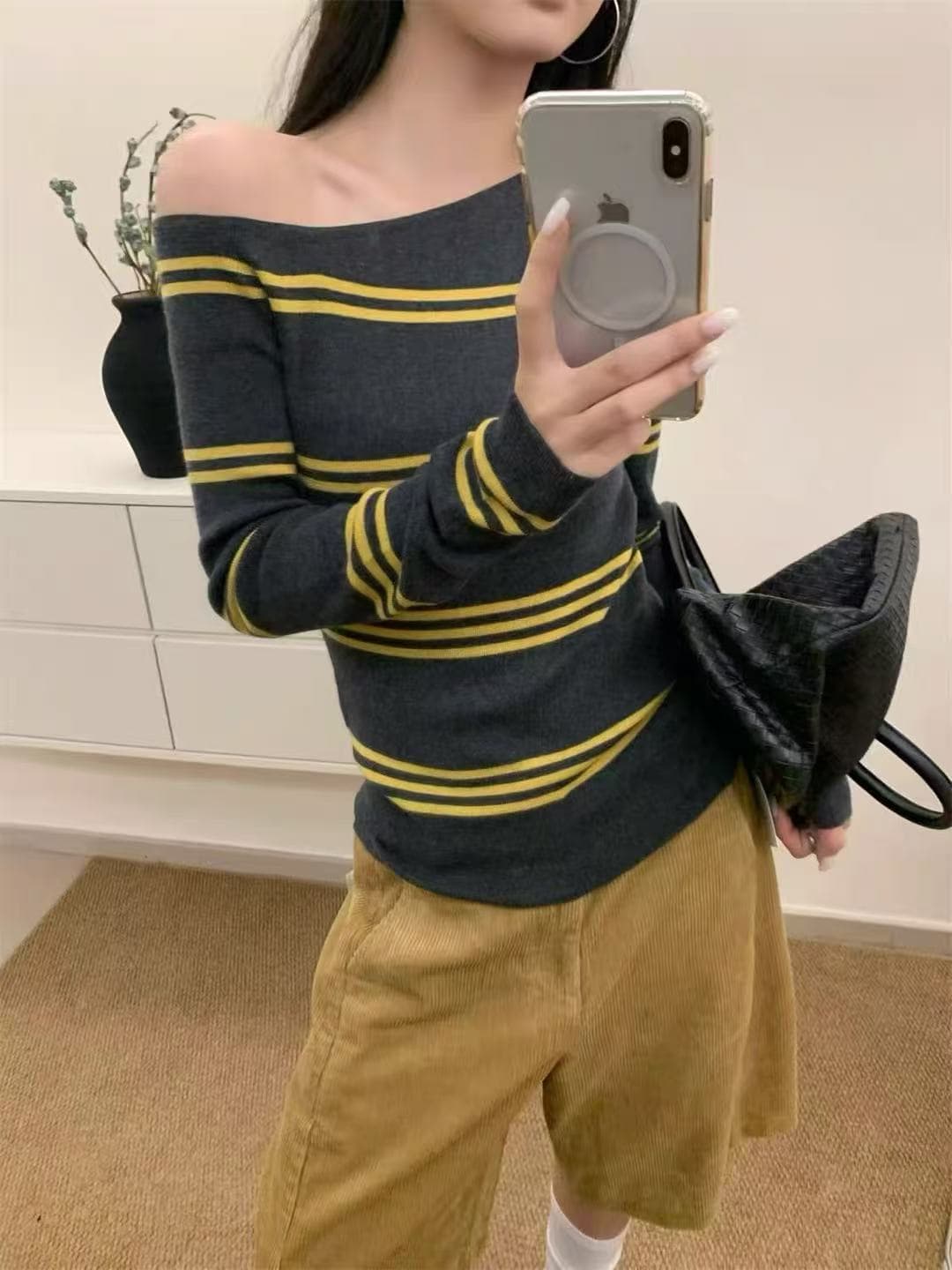 한 부서 부드러운 품격 패션 다용도 비스듬한 오프숄더 몸매 가꾸기 슬림해 보이는 스트라이프 니트 스웨터 2026 가을 외국 가스 작은 셔츠 이미지 2