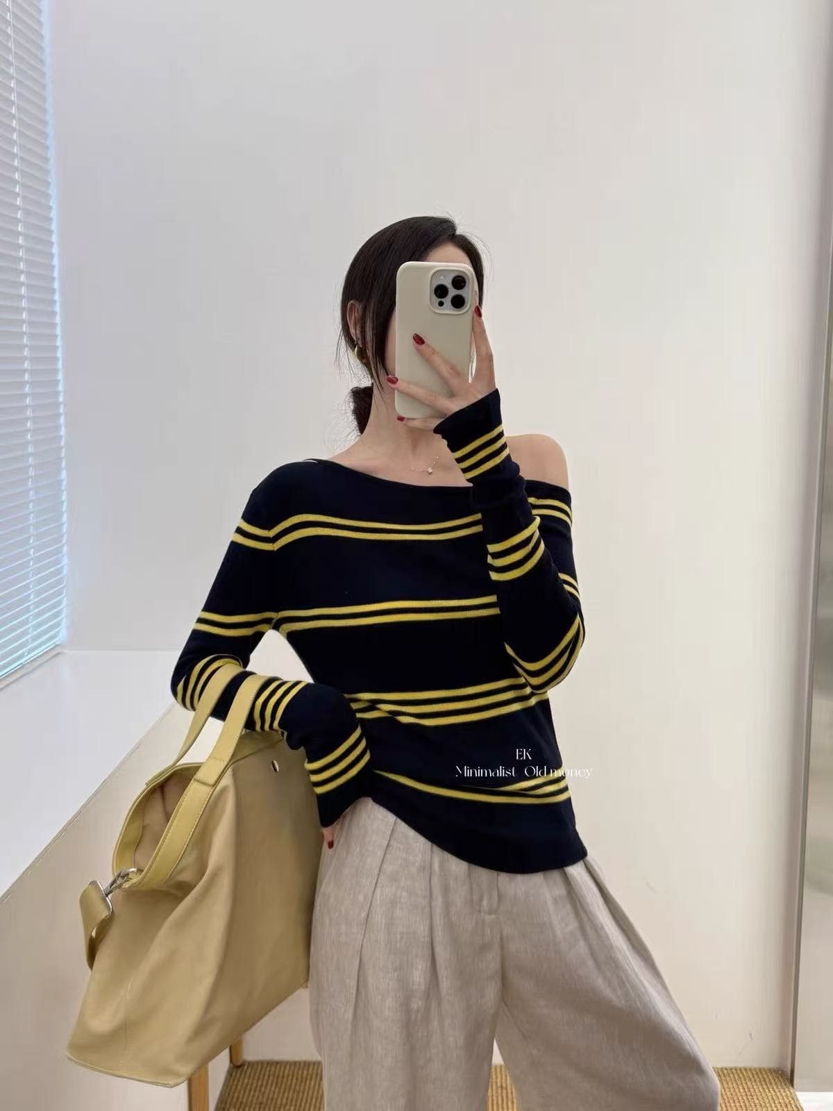 한 부서 부드러운 품격 패션 다용도 비스듬한 오프숄더 몸매 가꾸기 슬림해 보이는 스트라이프 니트 스웨터 2026 가을 외국 가스 작은 셔츠 이미지 4