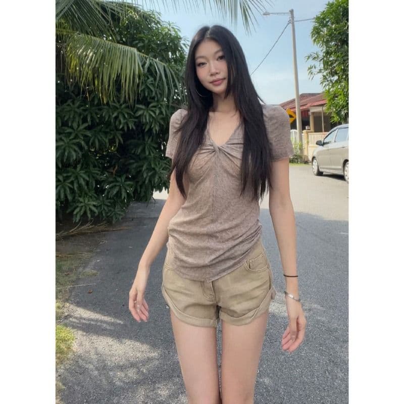 오트밀 색상 V넥 비틀림 긍정적 인 어깨 반팔 티셔츠 여성 여름 고급 센스 디자인 몸매 가꾸기 슬림해 보이는 쇼트 스타일 맨위 이미지 5