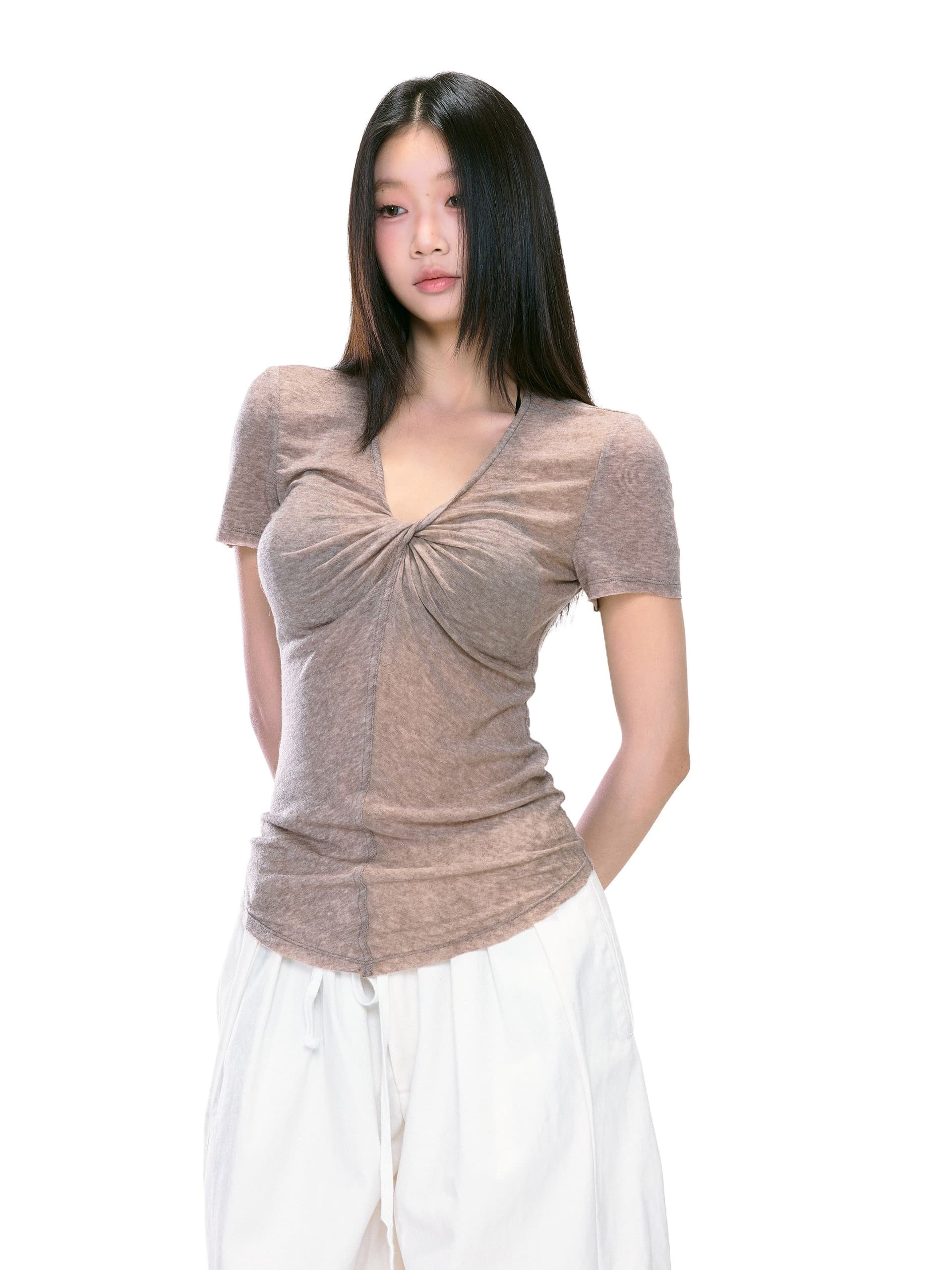 오트밀 색상 V넥 비틀림 긍정적 인 어깨 반팔 티셔츠 여성 여름 고급 센스 디자인 몸매 가꾸기 슬림해 보이는 쇼트 스타일 맨위 상세 이미지 3