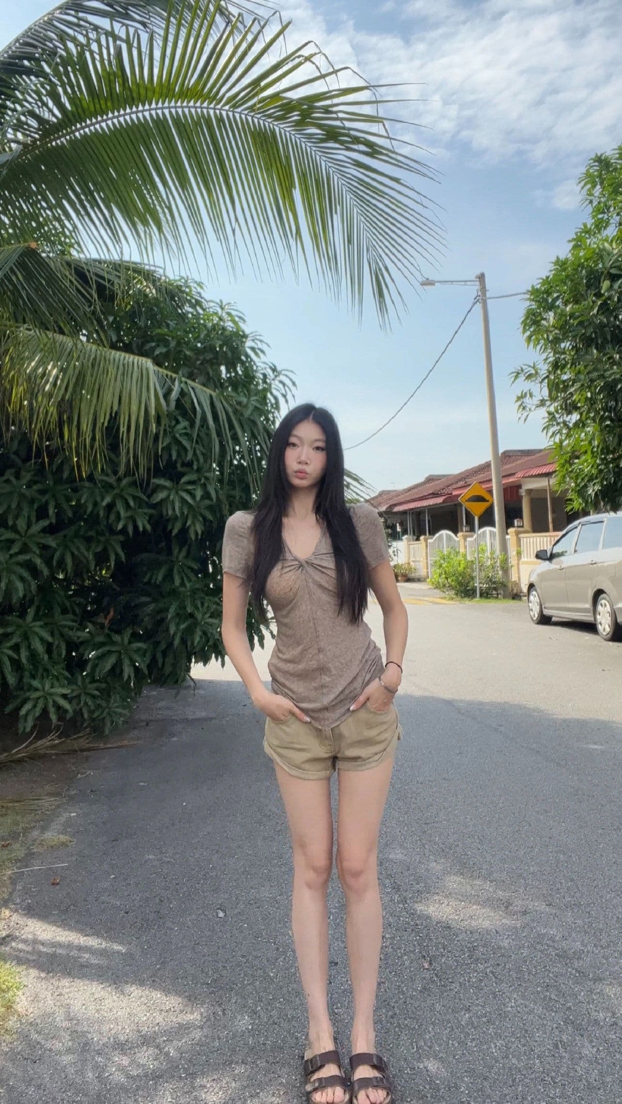 오트밀 색상 V넥 비틀림 긍정적 인 어깨 반팔 티셔츠 여성 여름 고급 센스 디자인 몸매 가꾸기 슬림해 보이는 쇼트 스타일 맨위 상세 이미지 18