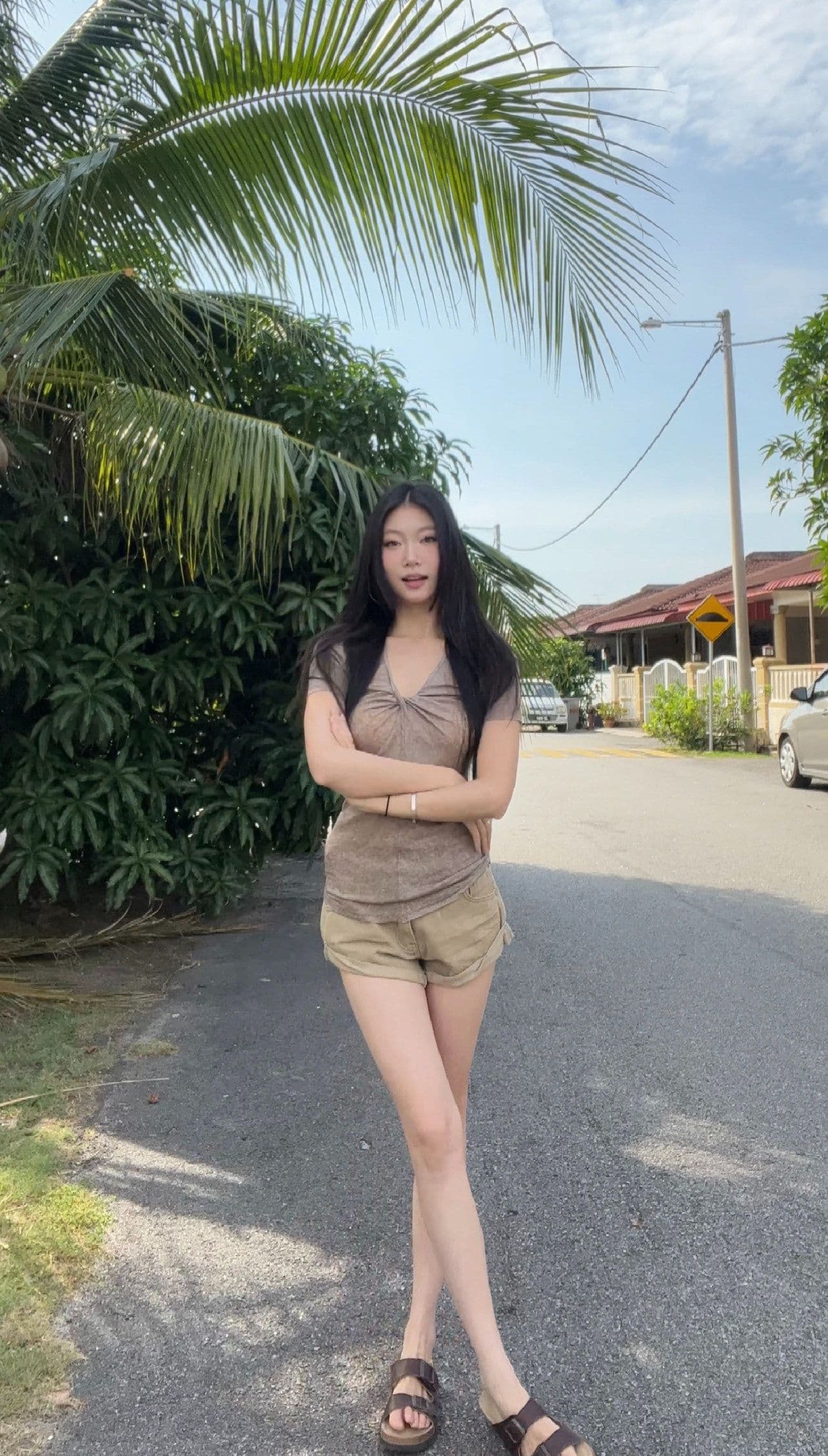 오트밀 색상 V넥 비틀림 긍정적 인 어깨 반팔 티셔츠 여성 여름 고급 센스 디자인 몸매 가꾸기 슬림해 보이는 쇼트 스타일 맨위 상세 이미지 19