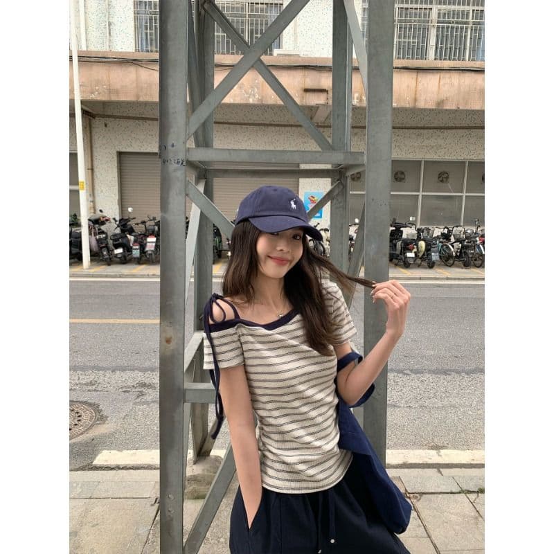 보라색 커피 인터레이스 된 한 부서 스트라이프 티셔츠 여성 여름 새로운 몸매 가꾸기 슬림해 보이는 반팔 핫걸 오프숄더 맨위 트렌디
