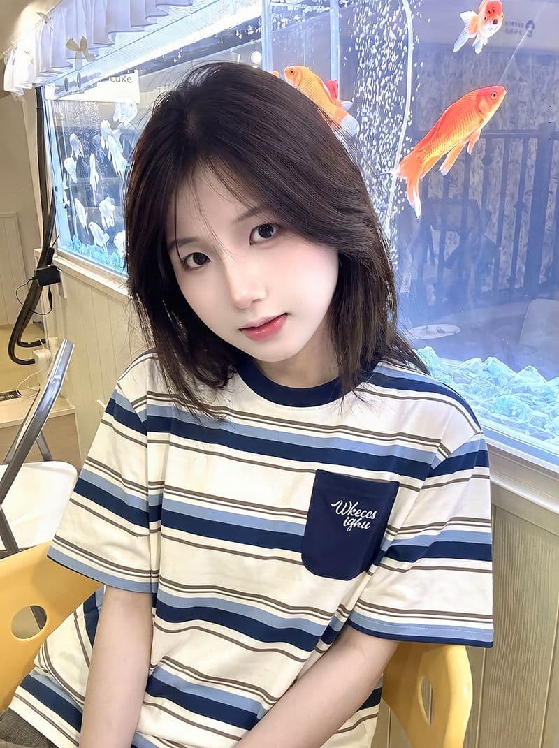 순면 스트라이프 반팔 티셔츠 여성 여름 새로운 한 부서 중간 길이 루즈핏 주머니 자수 라운드 넥 맨위 상세 이미지 6
