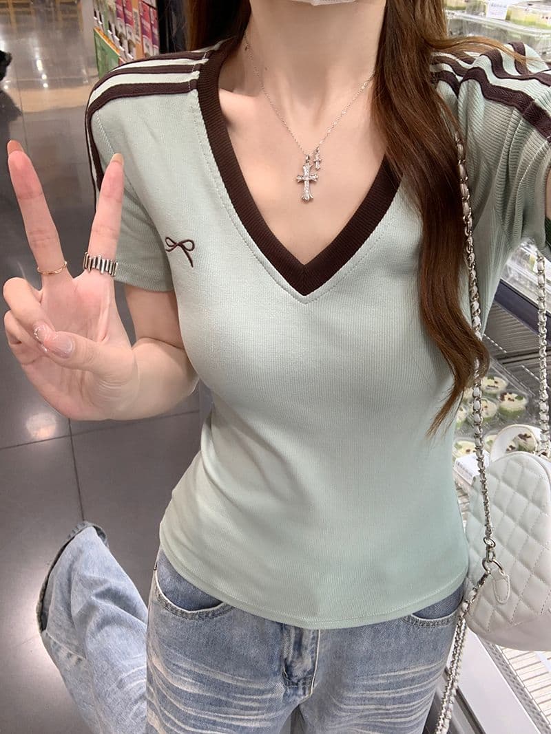 반팔 티셔츠 여성 의류 여름 새로운 한 부서 디자인 센스 몸매 가꾸기 스트라이프 배색 자수 V넥 맨위 이미지 4