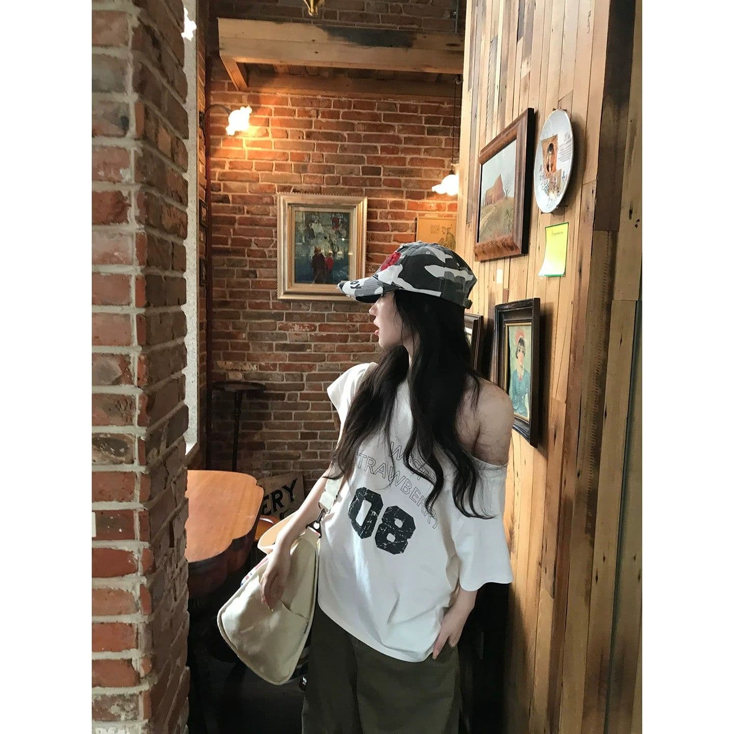 원본 것 비스듬한 어깨 알파벳 프린트 반팔 티셔츠 여성 여름 오프숄더 맨위 이미지 3