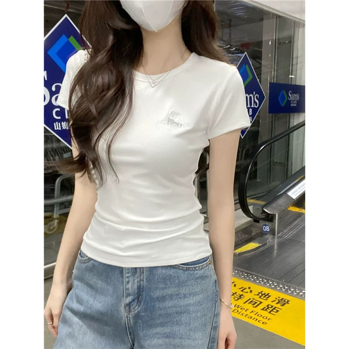 원본 품질 뒤로 홀로우 아웃 자수 화이트 반팔 티셔츠 슬림해 보이는 긍정적 인 어깨 의류 이미지 3