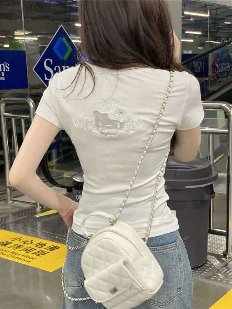원본 품질 뒤로 홀로우 아웃 자수 화이트 반팔 티셔츠 슬림해 보이는 긍정적 인 어깨 의류 상세 이미지 4