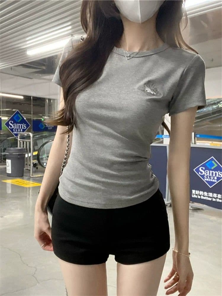 원본 품질 뒤로 홀로우 아웃 자수 화이트 반팔 티셔츠 슬림해 보이는 긍정적 인 어깨 의류 상세 이미지 9