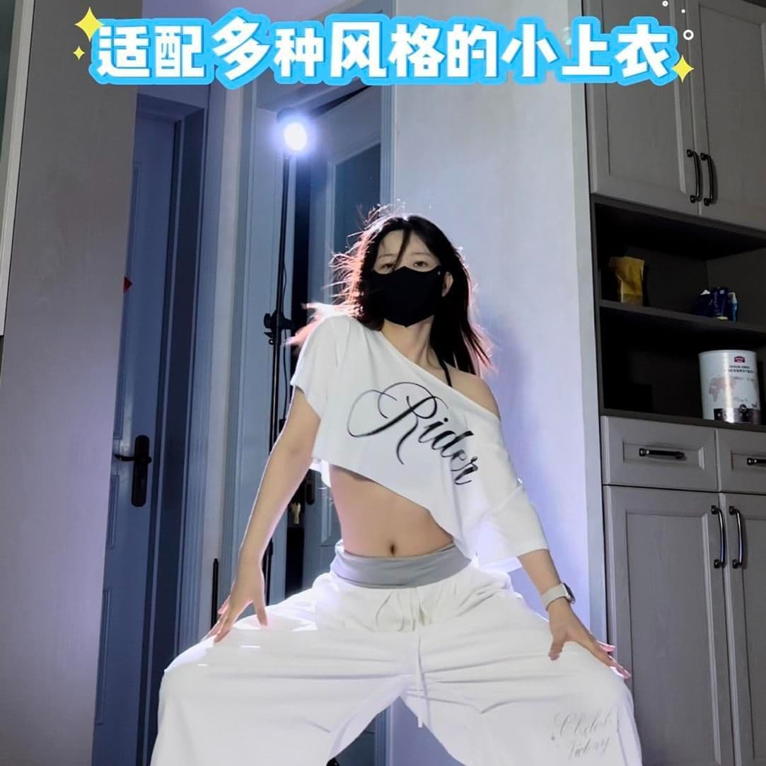 원본 원단 알파벳 프린트 비스듬한 어깨 반팔 티셔츠 블라우스 다용도 캐주얼 이슬 뼈의 쇼트 스타일 맨위 상세 이미지 2