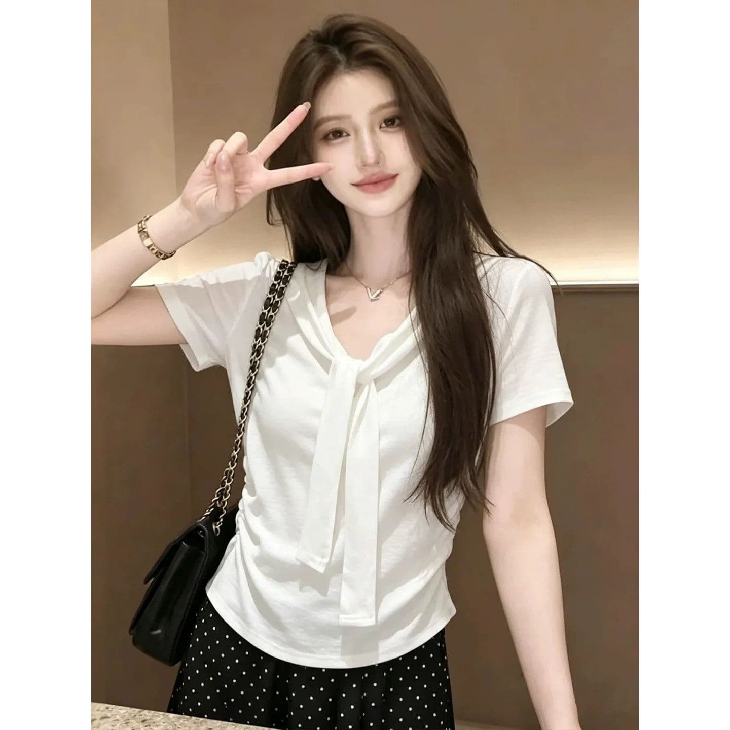 반팔 티셔츠 여성 의류 여름 새로운 디자인 센스 단색 허리 수축 슬림해 보이는 페이크 레이어드 숄 V넥 맨위 상세 이미지 5
