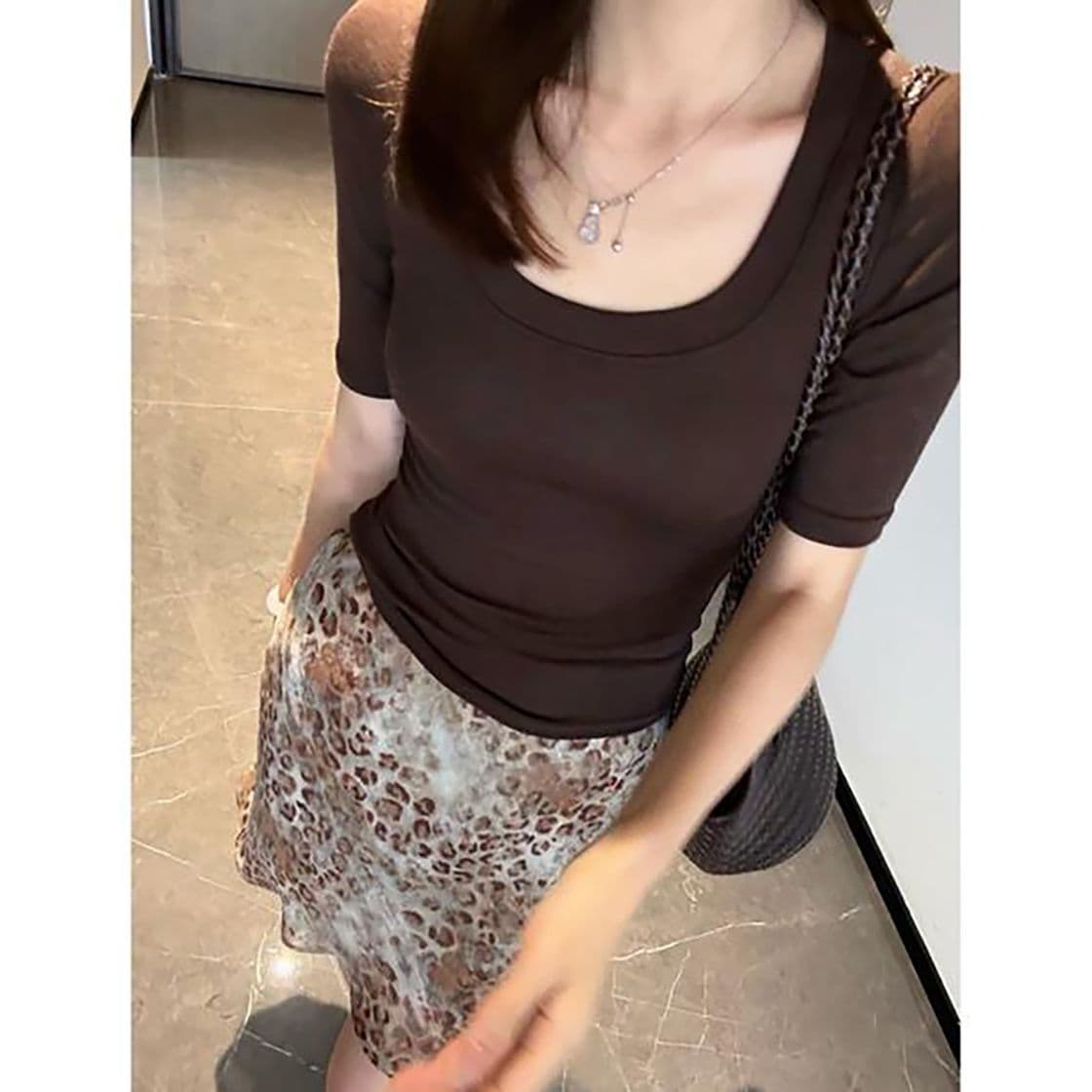 모달 260 그램 여름 몸매 가꾸기 종류 u 칼라 단색 중간 소매 티셔츠 슬림해 보이는 여름 차가운 센스 티셔츠 상세 이미지 2