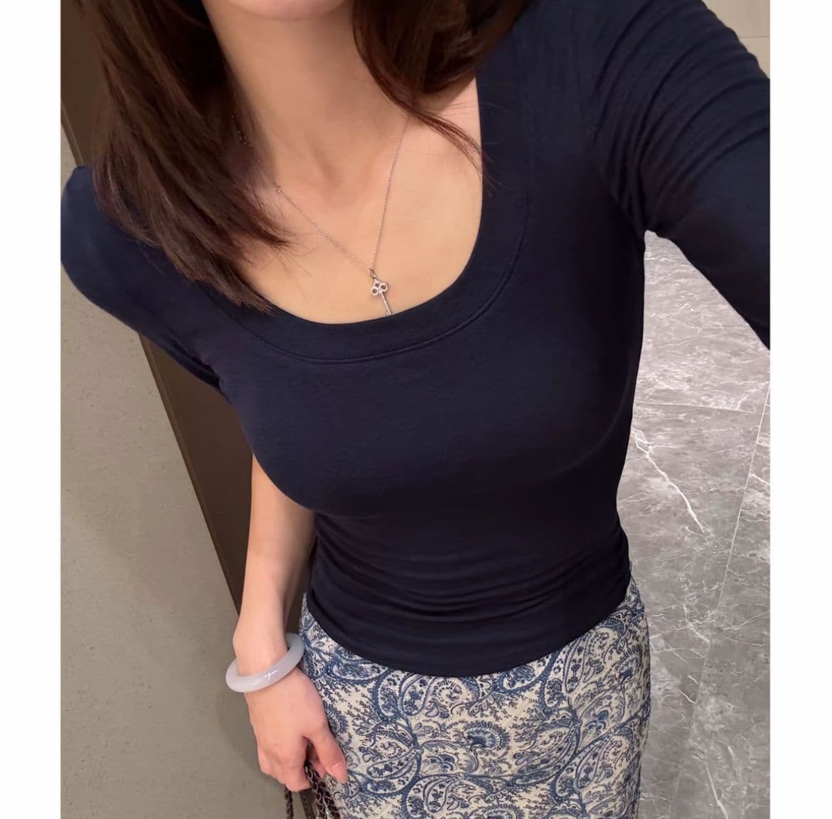 모달 260 그램 여름 몸매 가꾸기 종류 u 칼라 단색 중간 소매 티셔츠 슬림해 보이는 여름 차가운 센스 티셔츠 상세 이미지 6