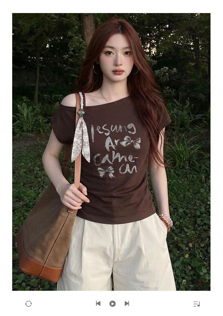 반팔 티셔츠 여성 의류 여름 새로운 트렌디 오프숄더 디자인 센스 레트로 알파벳 한 부서 비스듬한 칼라 맨위 상세 이미지 1