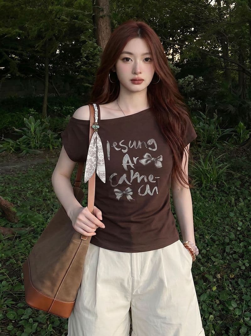 반팔 티셔츠 여성 의류 여름 새로운 트렌디 오프숄더 디자인 센스 레트로 알파벳 한 부서 비스듬한 칼라 맨위 상세 이미지 9