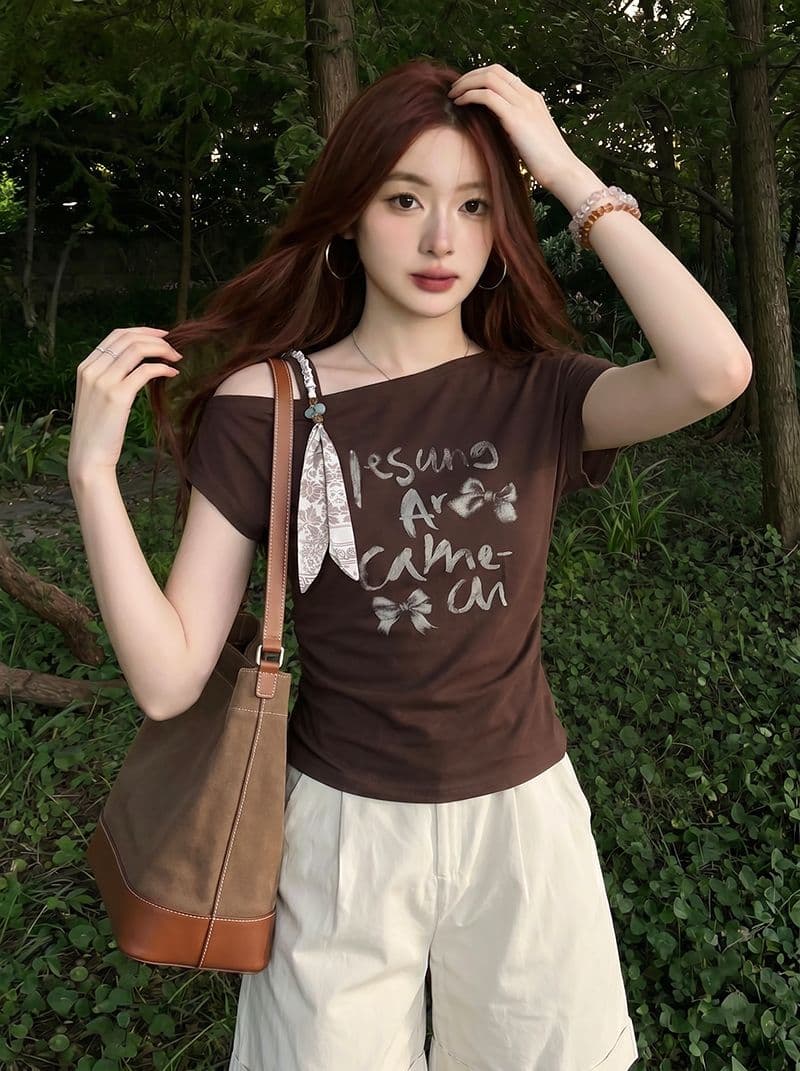 반팔 티셔츠 여성 의류 여름 새로운 트렌디 오프숄더 디자인 센스 레트로 알파벳 한 부서 비스듬한 칼라 맨위 상세 이미지 10