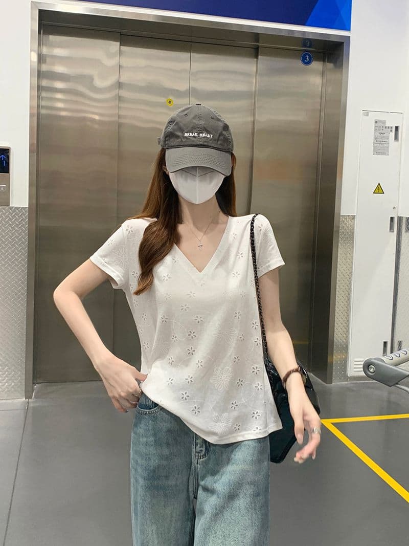 반팔 티셔츠 여성 의류 여름 새로운 한 부서 디자인 센스 슬림해 보이는 단색 자수 홀로우 아웃 V넥 맨위 상세 이미지 12