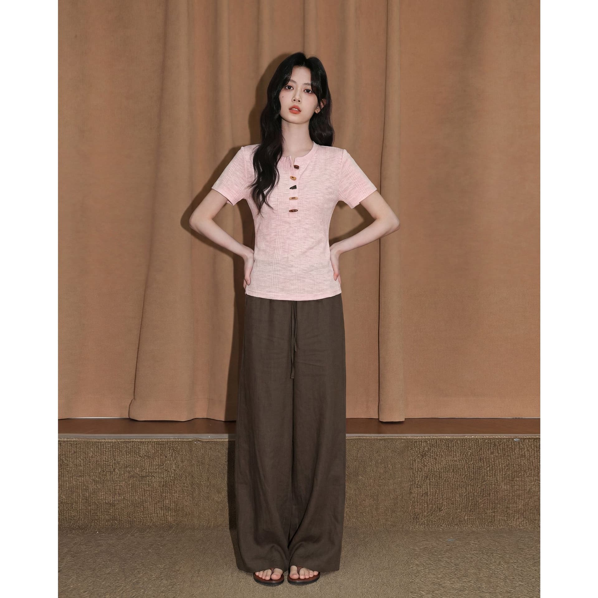 반팔 티셔츠 여성 여름 새로운 디자인 센스 한 부서 작은 샤넬 스타일 슬림해 보이는 소뿔 버클 헨리 칼라 맨위 이미지 2