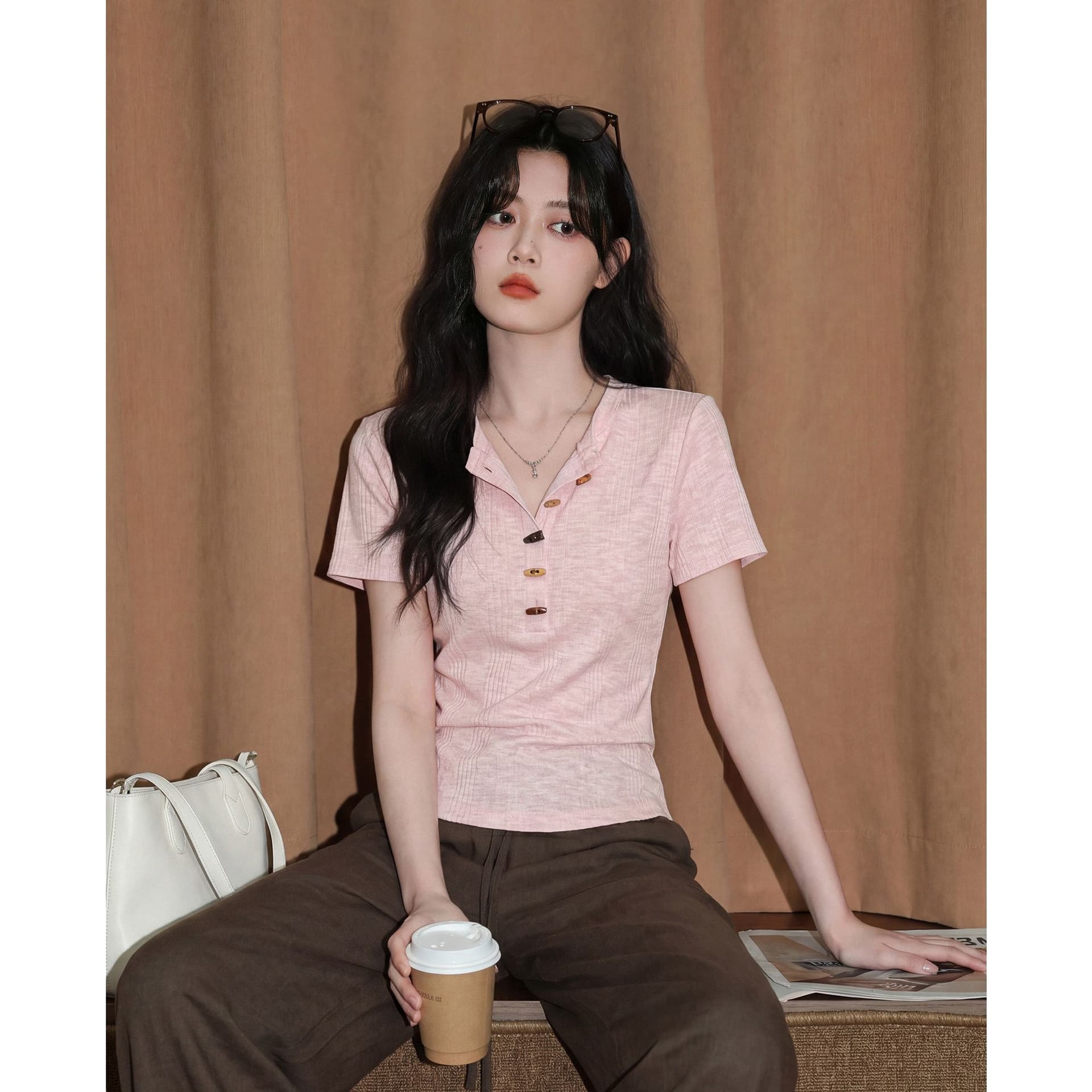 반팔 티셔츠 여성 여름 새로운 디자인 센스 한 부서 작은 샤넬 스타일 슬림해 보이는 소뿔 버클 헨리 칼라 맨위 상세 이미지 2