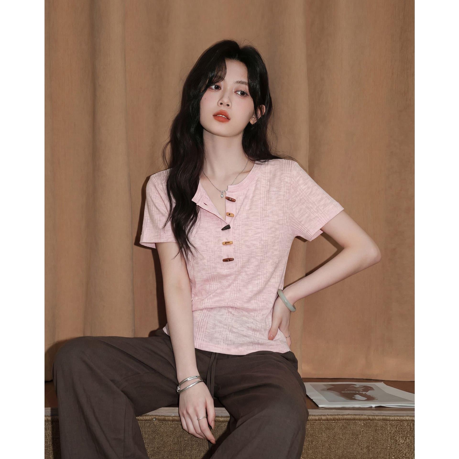 반팔 티셔츠 여성 여름 새로운 디자인 센스 한 부서 작은 샤넬 스타일 슬림해 보이는 소뿔 버클 헨리 칼라 맨위 상세 이미지 4