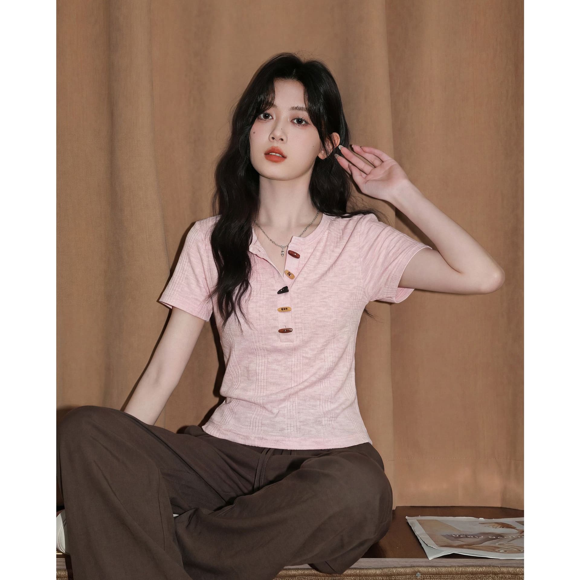 반팔 티셔츠 여성 여름 새로운 디자인 센스 한 부서 작은 샤넬 스타일 슬림해 보이는 소뿔 버클 헨리 칼라 맨위 상세 이미지 5