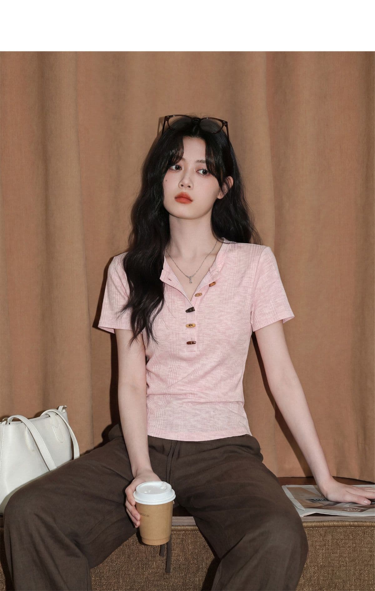 반팔 티셔츠 여성 여름 새로운 디자인 센스 한 부서 작은 샤넬 스타일 슬림해 보이는 소뿔 버클 헨리 칼라 맨위 상세 이미지 11