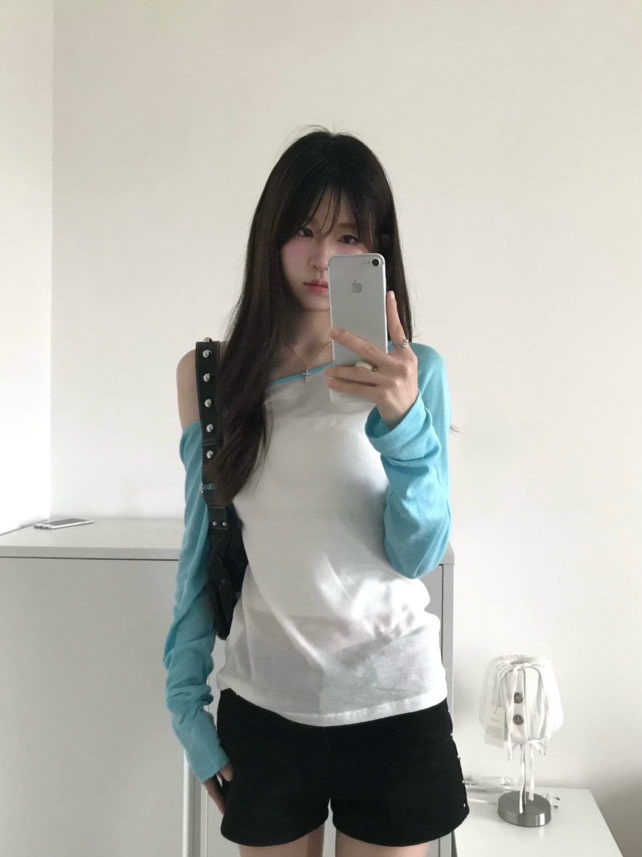 165 그램 실크 미끄러짐 눈꽃 면 65 면 35 폴리 에스터 패치워크 배색 티셔츠 여성 가을 얇은 스타일 마이크로 ~을 통해 긴팔 비스듬한 어깨 의류 상세 이미지 2
