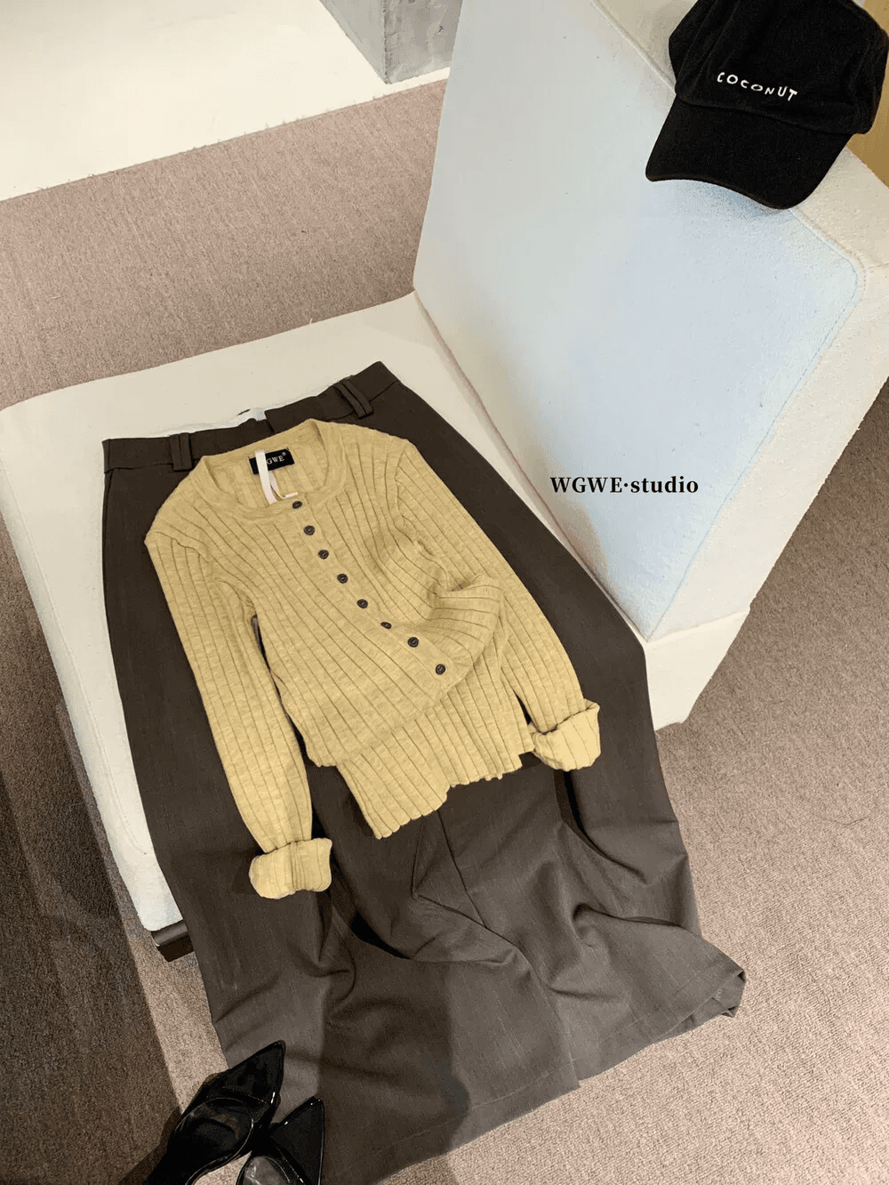 wgwe 이른 가을 프랑스식 미니멀리즘 바람 단색 라운드 넥 싱글 줄 버튼 긴팔 니트 스웨터 여성 몸매 가꾸기 슬림해 보이는 다용도 맨위 상세 이미지 3