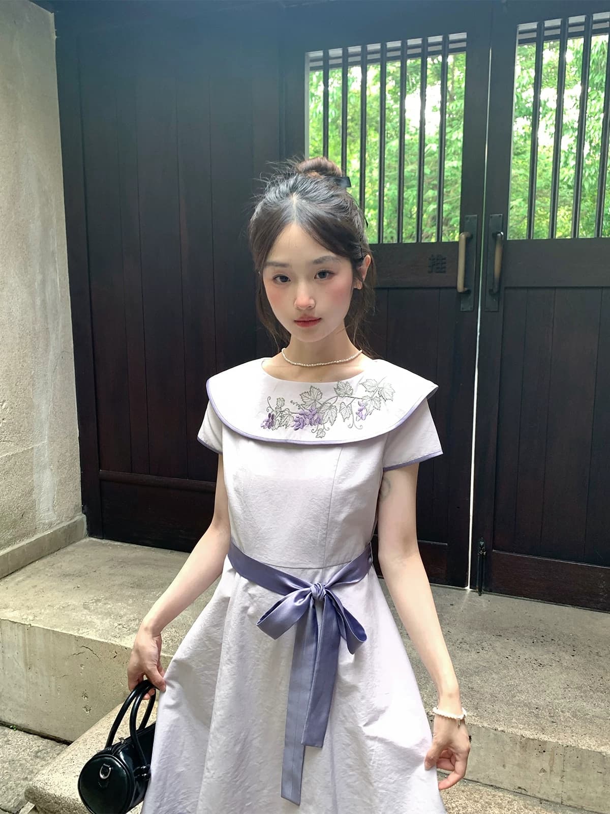 여름 새로운 신선함 달콤함 레트로 스타일 배색 포도 자수 레이스업 허리 수축 반팔 드레스 상세 이미지 11