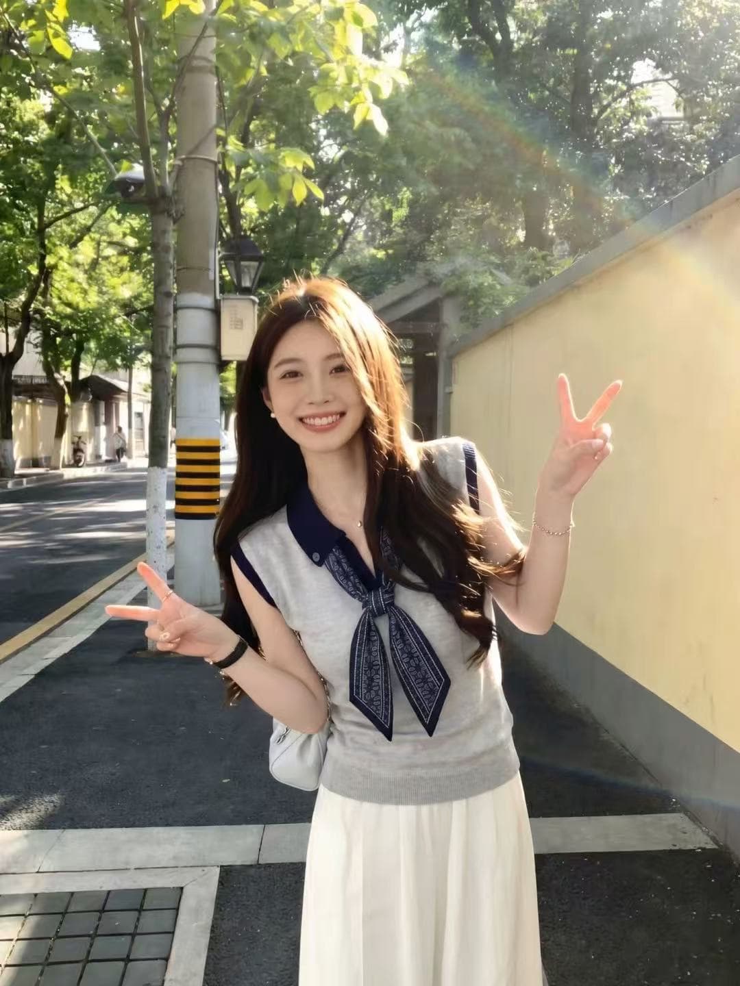자이언트 잘 생긴 스카프 넥타이 긍정적 인 어깨 니트 티셔츠 여성 2026 슈퍼 화재 연령 감소 여름 한 부서 품격 어깨 맨위 이미지 2