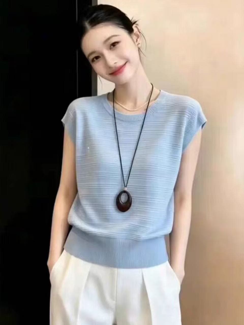 하늘색 민소매 쇼트 스타일 라운드 넥 스트라이프 티셔츠 여성 2026 여름 고급 사소한 빛 사람들 코치 착용 잡아라. 의류