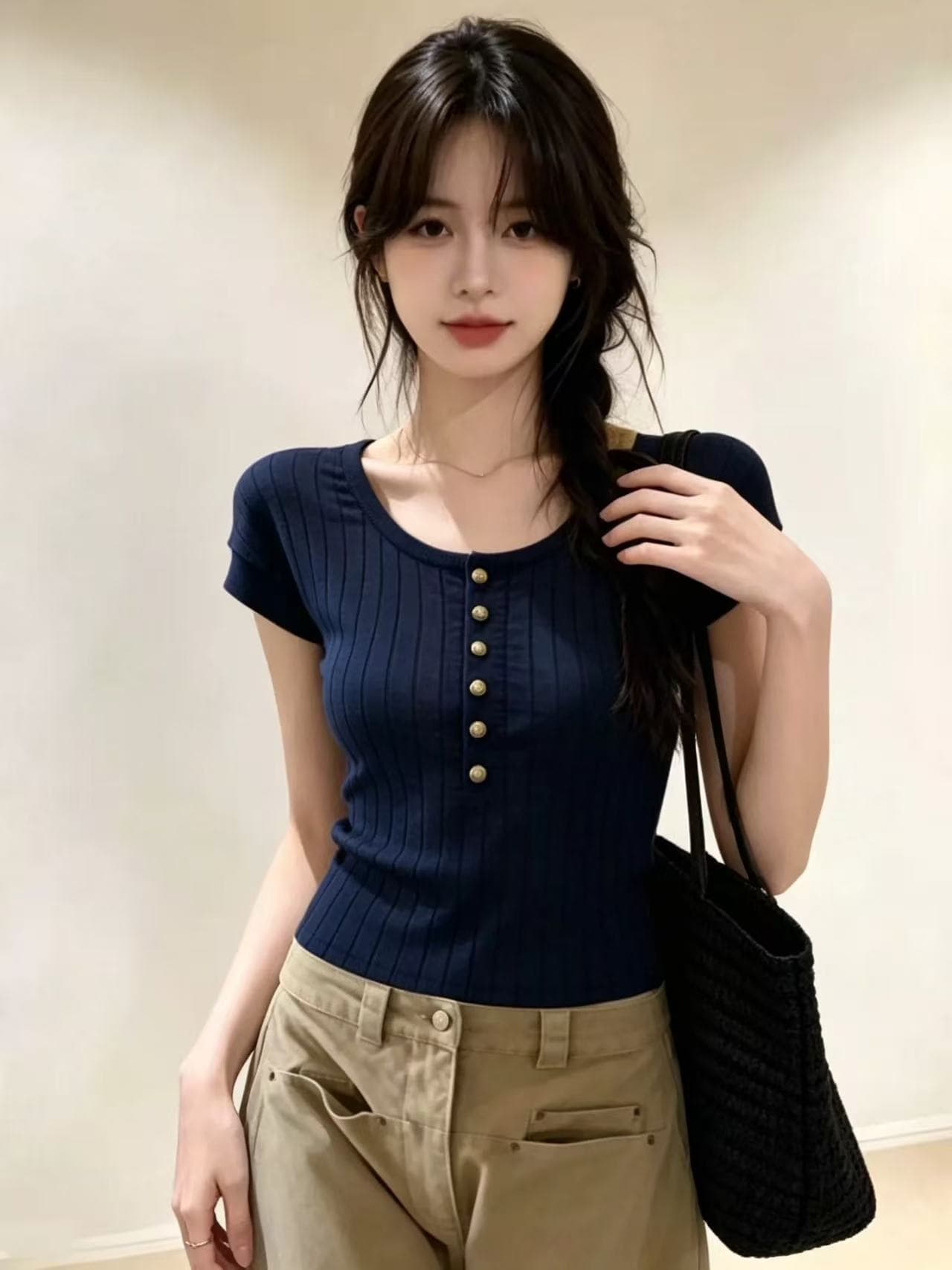 순수한 욕망 바람 섹시함 u 칼라 반팔 니트 티셔츠 여성 2026 여름 새로운 단추 디자인 센스 슬림해 보이는 품격 맨위 이미지 2