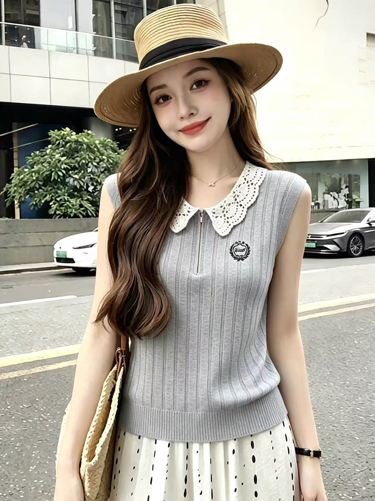 프랑스식 레이스 베이비 칼라 하프 지퍼 휘장 자수 작은 셔츠 2026 여름 새로운 우아함 홀로우 아웃 니트 맨위 이미지 3