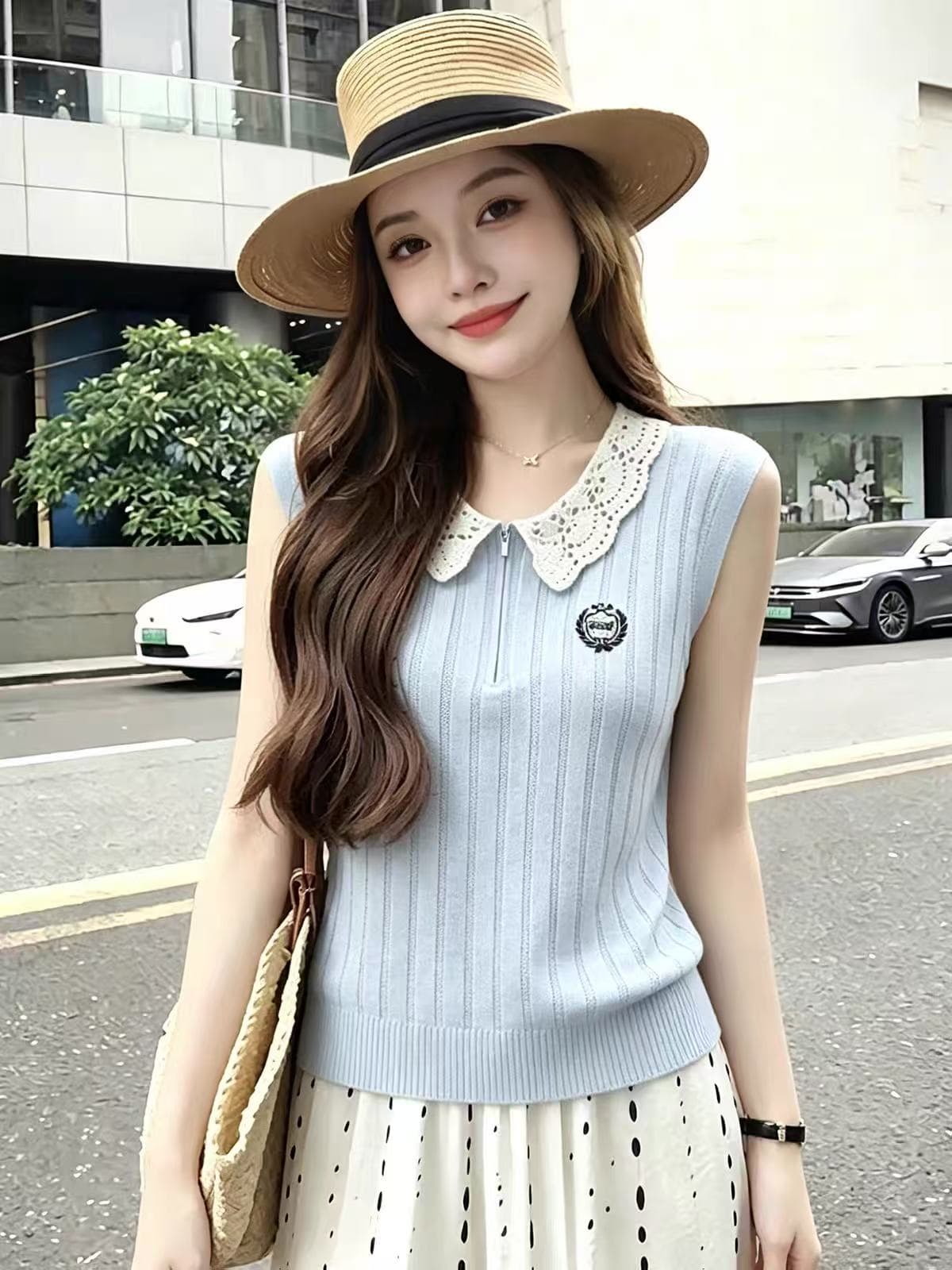 프랑스식 레이스 베이비 칼라 하프 지퍼 휘장 자수 작은 셔츠 2026 여름 새로운 우아함 홀로우 아웃 니트 맨위 이미지 2