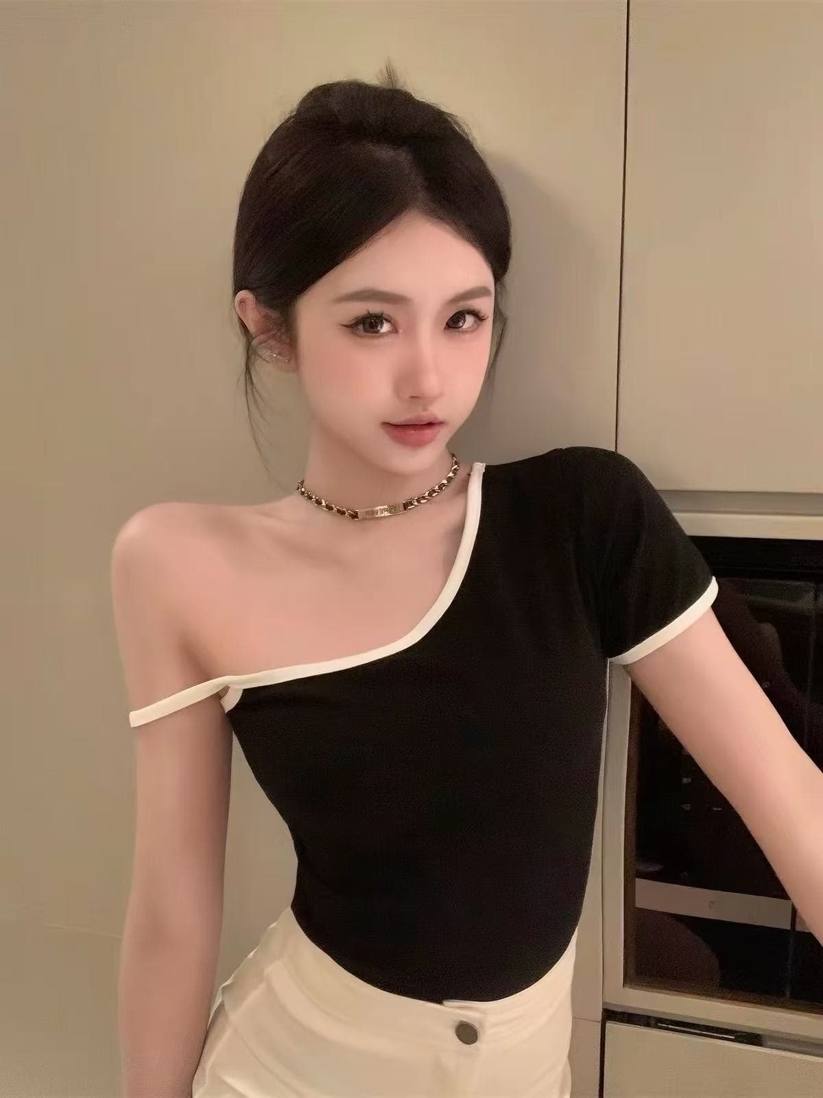 검정색 핫걸 불규칙 디자인 센스 작은 대중 Chic 맨위 2023 여름 몸매 가꾸기 오프숄더 슬립 반팔 티셔츠