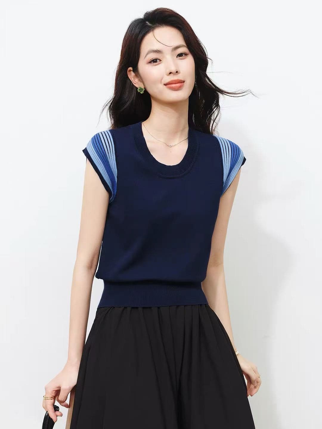스트라이프 어깨 얼음 실크 조끼 여성 여름 2026 새로운 민소매 니트 스웨터 여성 패션 연령 감소 디자인 센스 맨위
