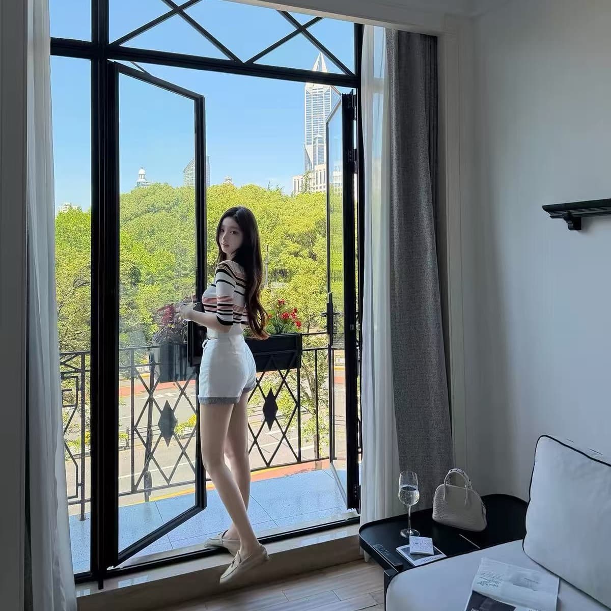 okmashop 오래된 돈 출퇴근 원단 단단한 실제로 질감 긍정적 인 어깨 중간 소매 배색 몸매 가꾸기 스트라이프 니트 스웨터 이미지 5
