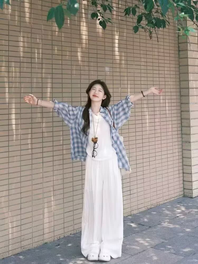 이른 가을 코디 전체 집합 파란색 체크무늬 셔츠 화이트 인사이드 가져 가라. 와이드 레그 팬츠 세 조각 대양 품격 부담하지 마세요. 느긋한 바람