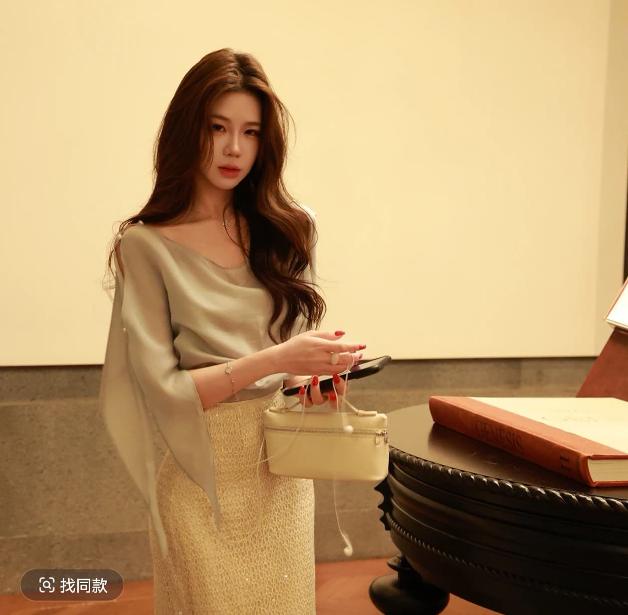 무쯔리 목자이 ~ 중 리 치옹 포즈 달 주 부드러운 바람 오프숄더 리본 주간 실크 맨위 스팽글 홀로우 아웃 반 스커트 세트 이미지 3