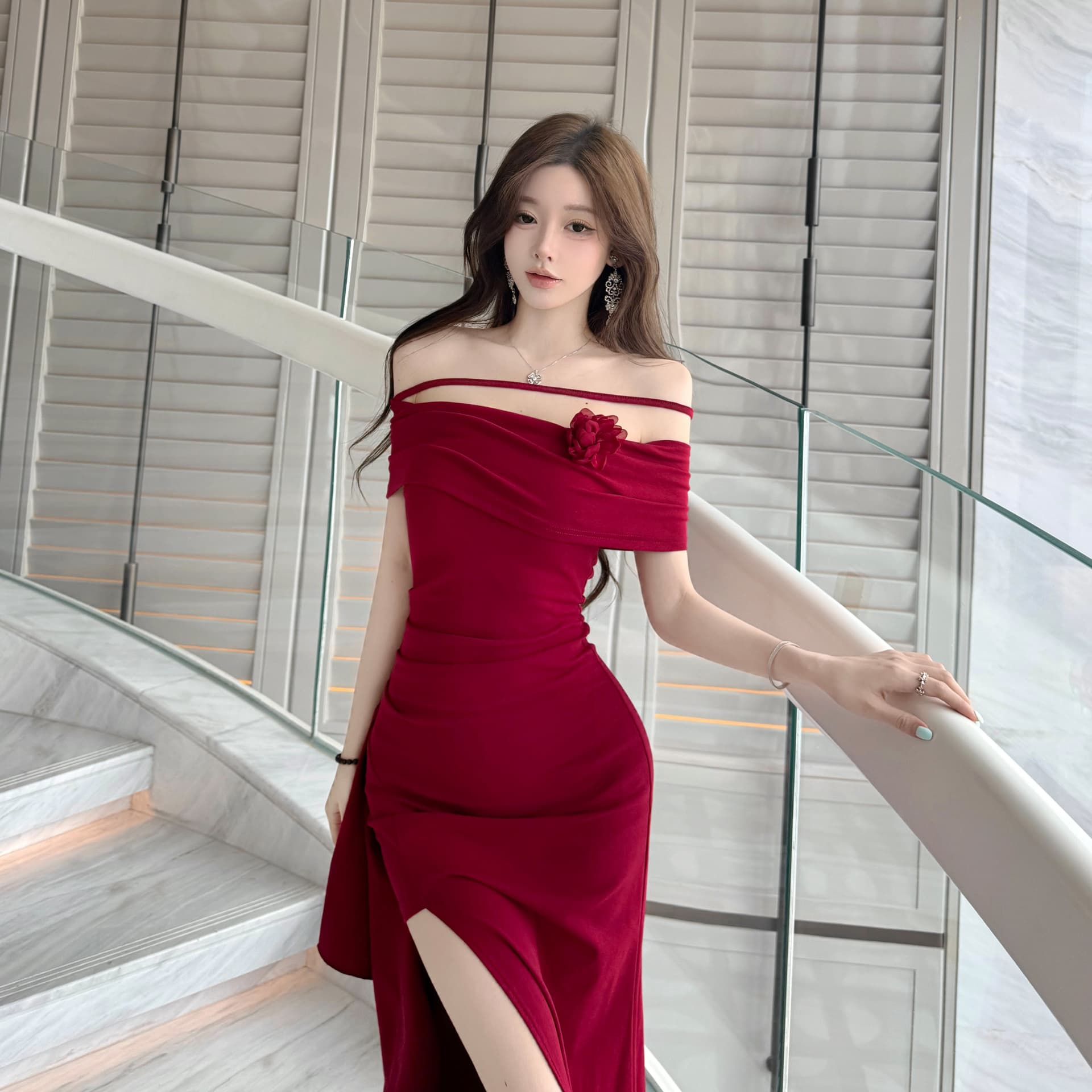 실사 로얄 자매 팬 섹시함 오프숄더 몸매 가꾸기 타이트 스커트 롱 스커트 고유 한 아름다운 빨간색 트임 만나는 예복 롱 스커트 이미지 5