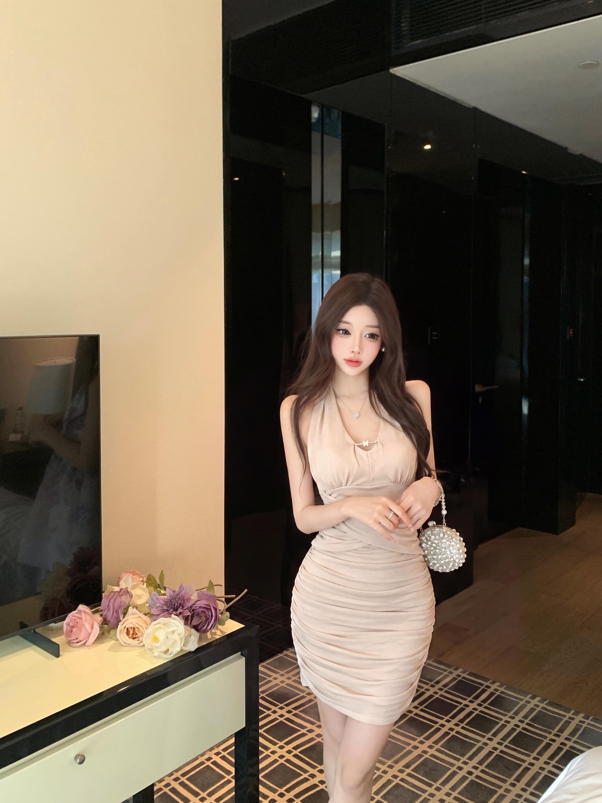 실사 순수한 욕망 바람 핫걸 백리스 행침 목 드레스 섹시함 로얄 자매 타이트 주름 장식 디스플레이 몸 타이트 스커트 미니 스커트 이미지 3