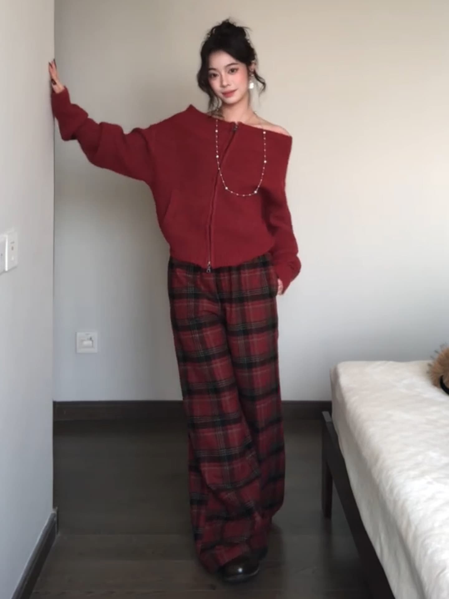 한 부서 빨간색 오프숄더 스웨터 여자 가을 겨울철 루즈핏 느긋한 핫걸 오프숄더 긴팔 니트 스웨터 카디건 코트 이미지 3