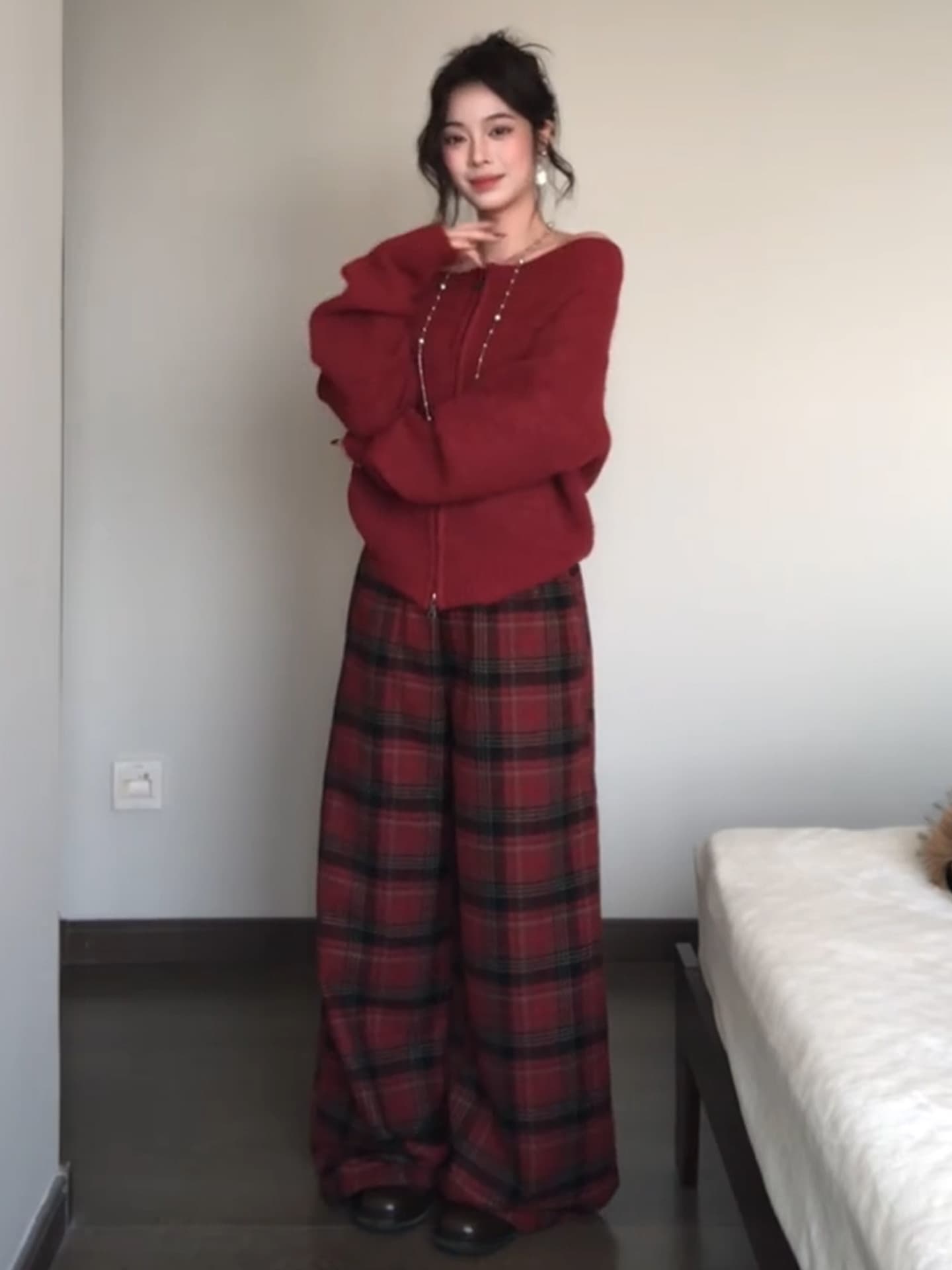 한 부서 빨간색 오프숄더 스웨터 여자 가을 겨울철 루즈핏 느긋한 핫걸 오프숄더 긴팔 니트 스웨터 카디건 코트 이미지 4