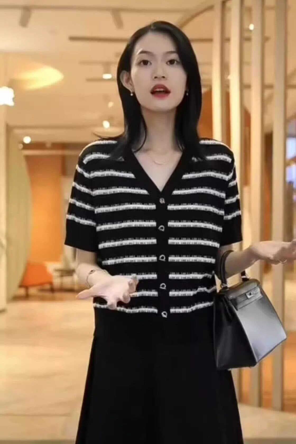 V넥 흑백 줄무늬 뽕나무 누에 실크 반팔 티셔츠 여성 여름 새로운 품격 다용도 루즈핏 빅 사이즈 니트 스웨터 맨위 상세 이미지 4