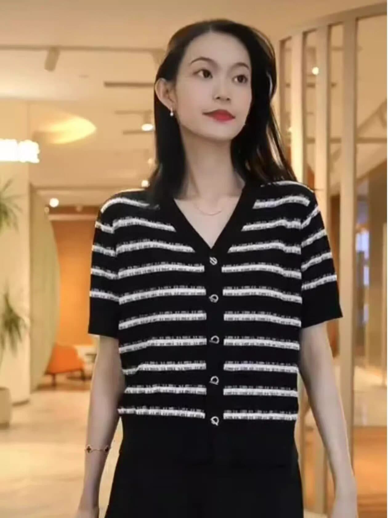 V넥 흑백 줄무늬 뽕나무 누에 실크 반팔 티셔츠 여성 여름 새로운 품격 다용도 루즈핏 빅 사이즈 니트 스웨터 맨위 상세 이미지 5